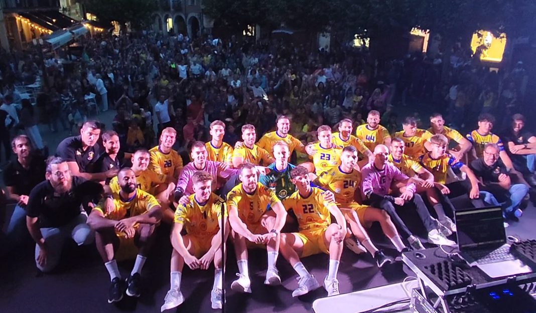 La plantilla del Tubos Aranda Villa de Aranda durante la presentación en sociedad en la Plaza Mayor de Aranda de Duero. / duerodeporte.com