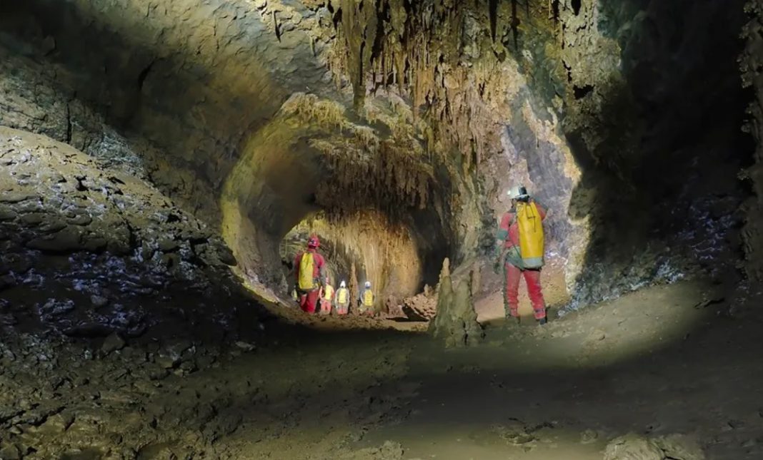 Vista del interior de una cueva del sistema de cavidades del Alto Tejuelo en Cantabria. EFE/SECJA Espeleología