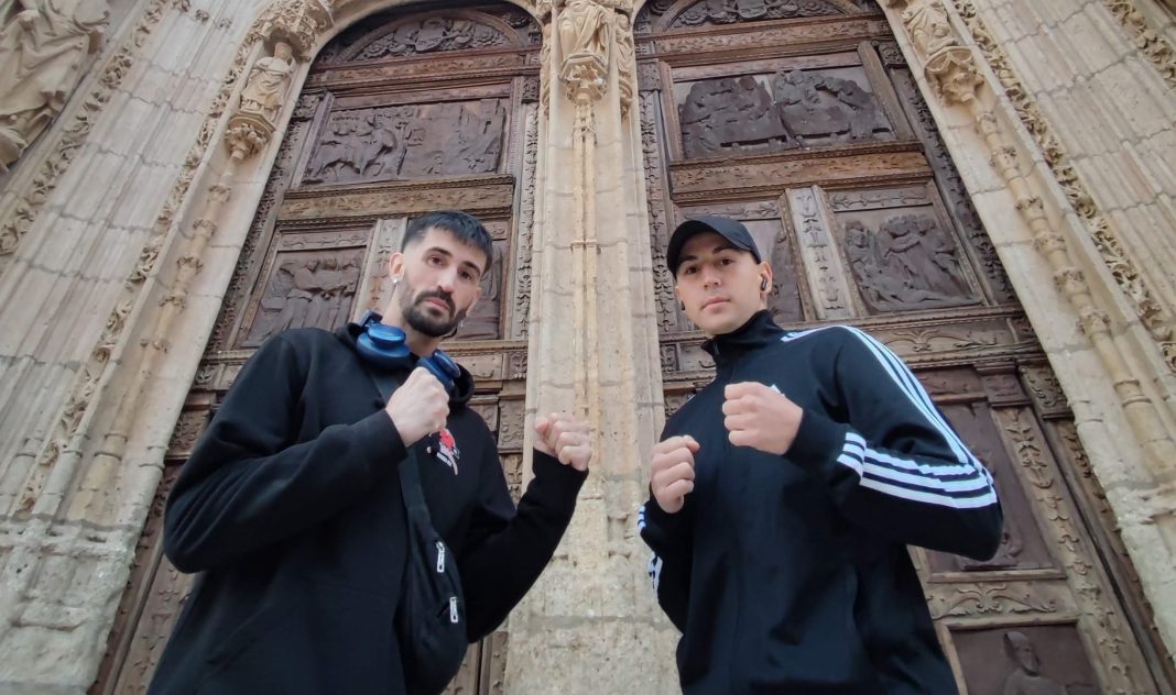 Ion Pérez (i) y Costel Cimpean en la portada de Santa María tras el pesaje previo al combate de este viernes. / duerodeporte.com