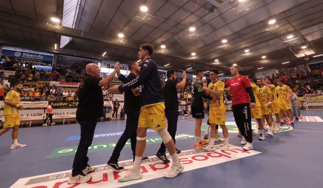 La plantilla amarilla se mide este domingo a Cangas en un duelo de rivales directos por la parte baja. / Arcalle (Villa de Aranda)