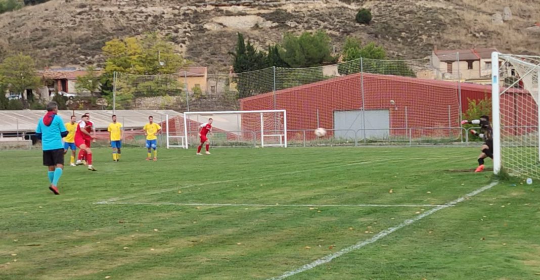 Momento en el que Sergio consigue el definitivo empate (1-1) ante Milagros en El Terrero. / duerodeporte.com