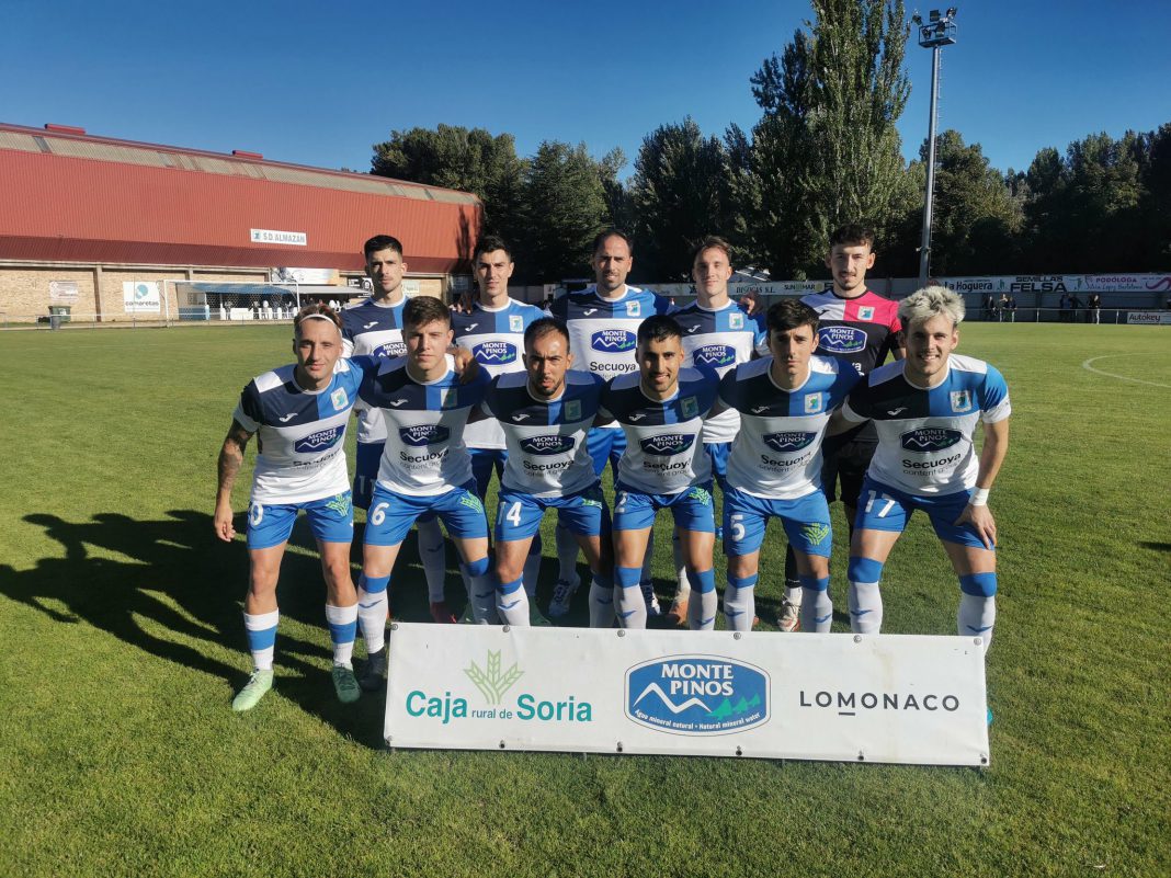 El once titular que presentó el Almazán la pasada jornada ante el Atlético Astorga en La Arboleda con los arandinos Pesca y Miranda titulares. / @SDAlmazanoficia