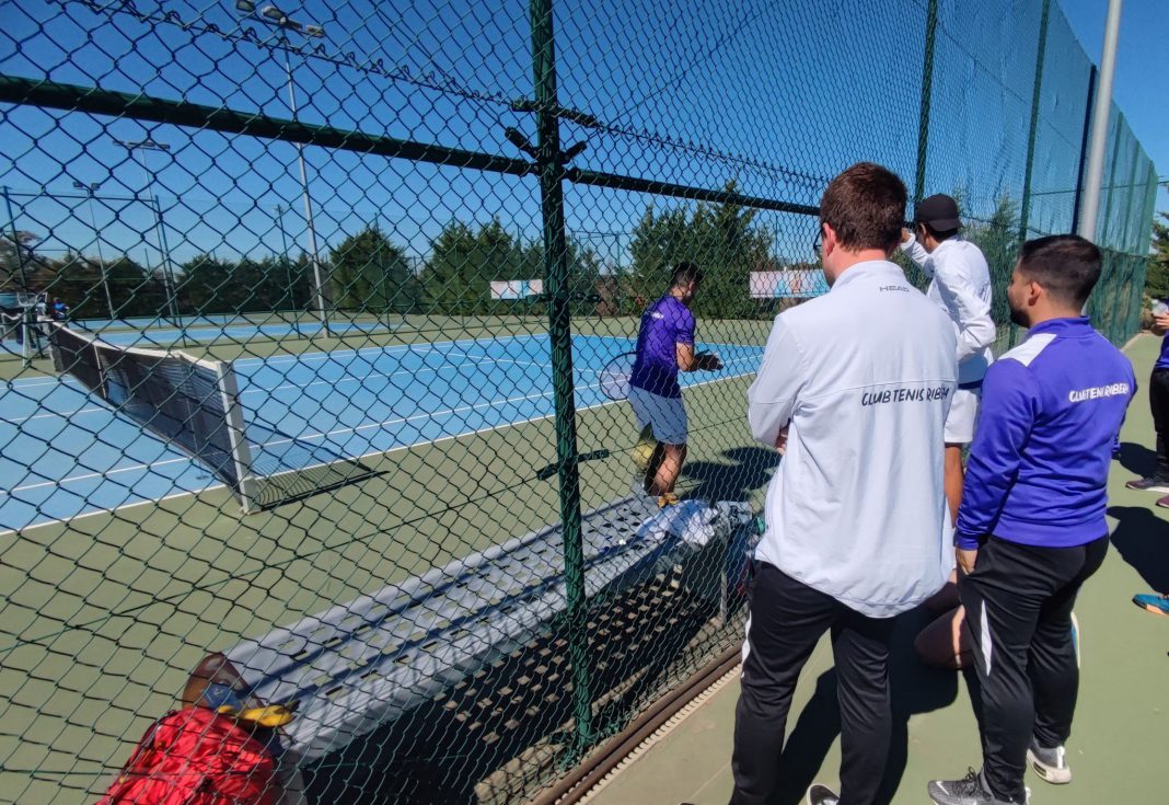 Los integrantes del Tenis Ribera arropan a Ander en su crucial duelo del Campeonato. / duerodeporte.com