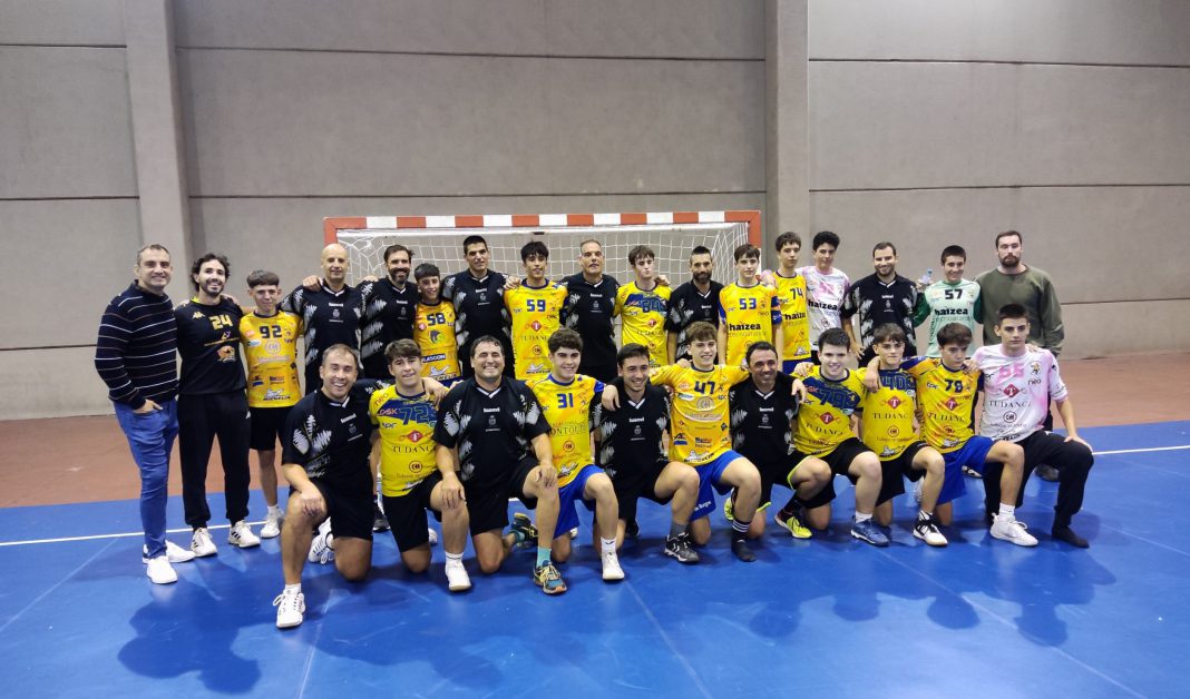 El equipo de balonmano de la AD Bomberos Aranda de Duero tras su reciente amistoso ante el equipo juvenil del Villa de Aranda. / duerodeporte.com