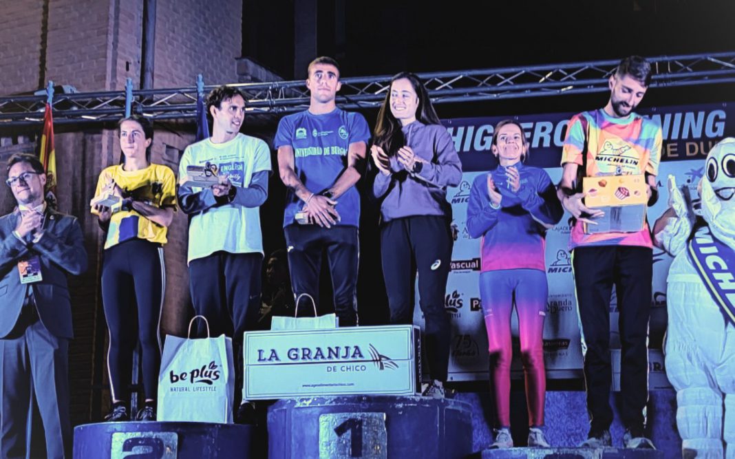 El podio íntegro de los 10 kilómetros con los ganadores Rubén Álvarez (centro) y Cristina Ruiz (a su izquierda) / duerodeporte.com