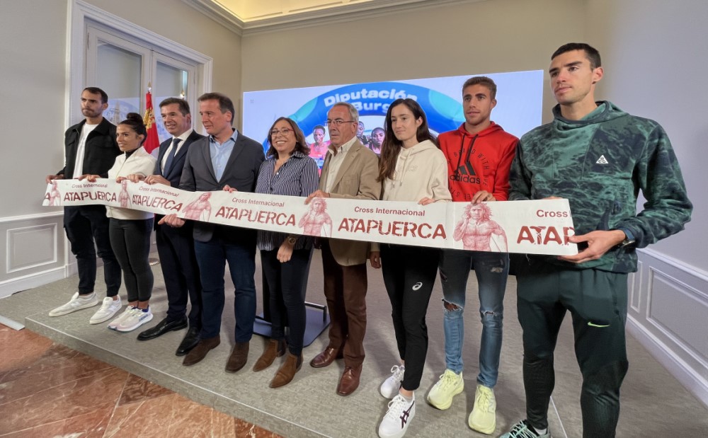 Rubén Álvarez (2º dch) junto al resto de atletas burgaleses y autoridades en la presentación. / burgosdeporte.com