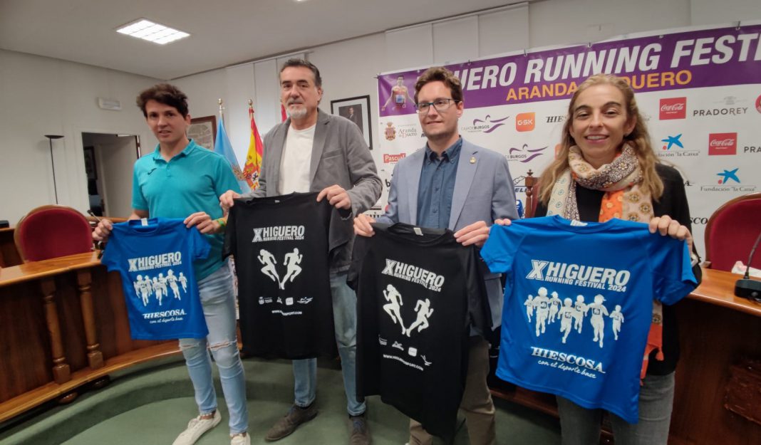 Juan Carlos Higuero (i) junto a José Antonio Fuertes (concejal de Festejos), Antonio Linaje (alcalde) y Laura Cabañas (Fundación Caja de Burgos) tras la presentación. / duerodeporte.com