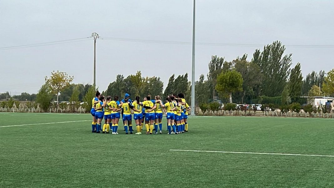 Las integrantes del Ribera Rugby sobre el césped de uno de los campo del Pepe Rojo de Valladolid. / duerodeporte.com