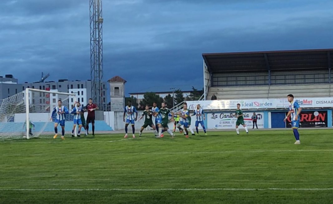 Una acción defensiva de la Arandina durante la segunda parte. / duerodeporte.com