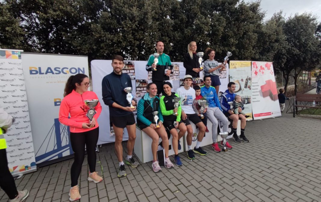 El podio con todos los ganadores absolutos y veteranos de la II Grajo Run. / duerodeporte.com