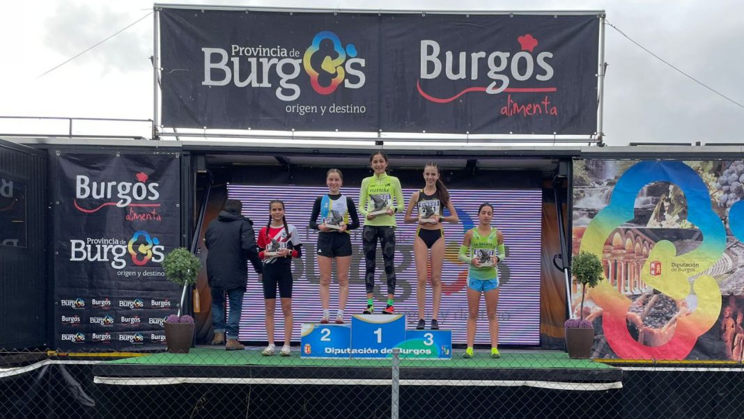 Alejandra Ortuño en el podio tras su quinto puesto en categoría Sub-16. / Atletismo Aranda