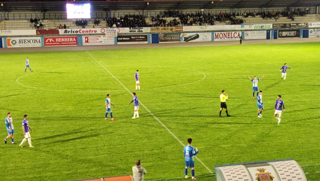 Un instante del partido con la grada de sol al fondo donde se ubicaron pancartas en contra de la conversión en SAD. / duerodeporte.com