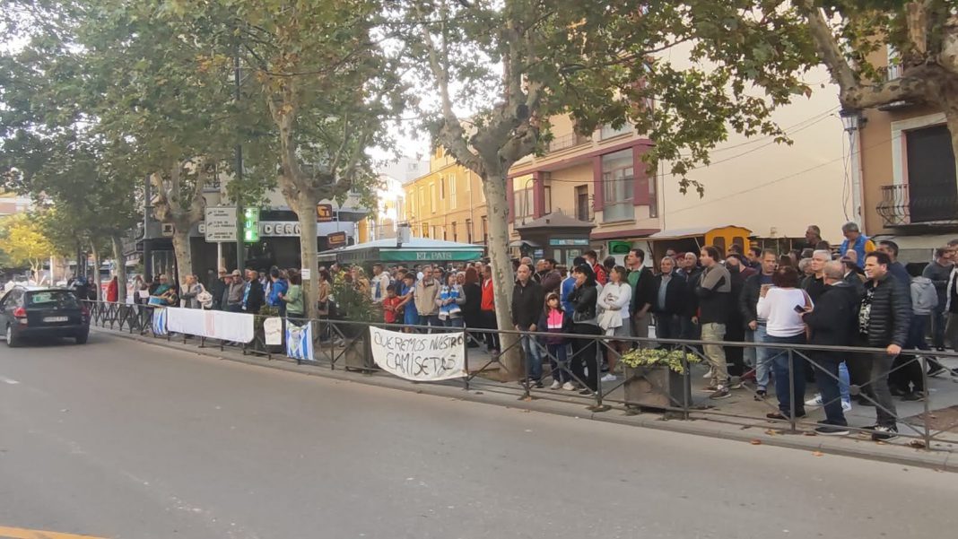 La afición de la Arandina se agolpó en frente a la sede de Ibercaja donde tuvo lugar la polémica última asamblea del club. / duerodeporte.com