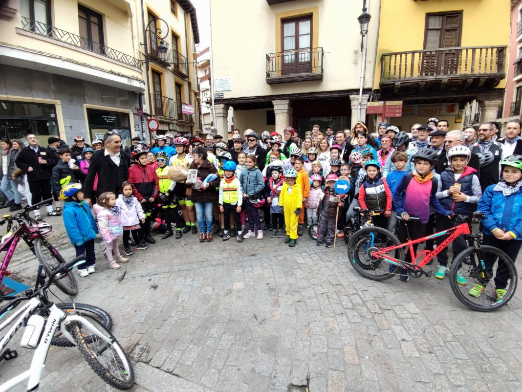 Foto de familia de los peñistas de Tierra Aranda, miembros de Veloclub Ribera y aficionados en general junto a Mercedes, esposa de Julio Torres. / duerodeporte.com