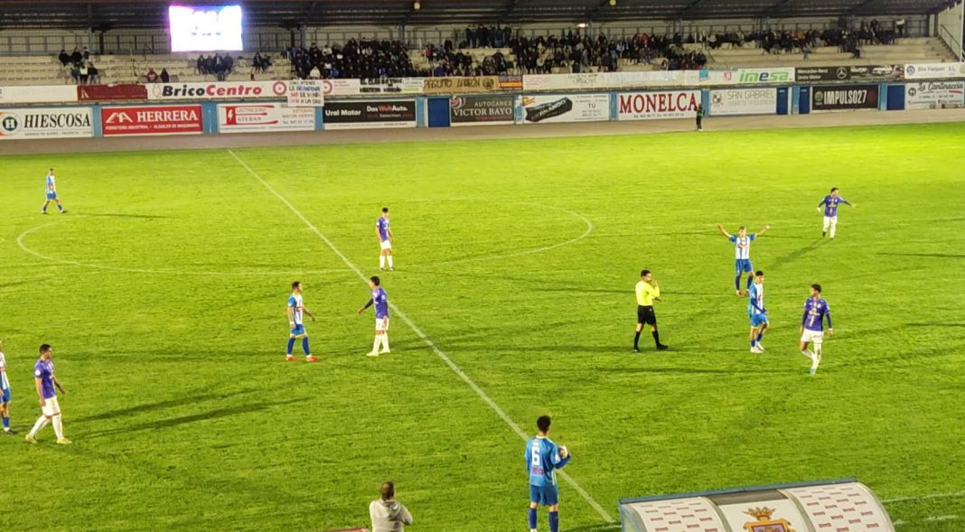 Una acción de juego del reciente encuentro de la Arandina ante el Cristo Altético en el Juan Carlos Higuero. / duerodeporte.com