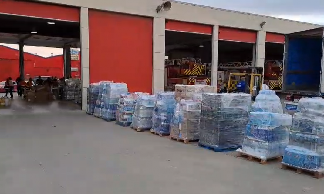 Los palés de ayuda recogidos en el parque de Bomberos de Aranda de Duero. / AD Bomberos Aranda de Duero