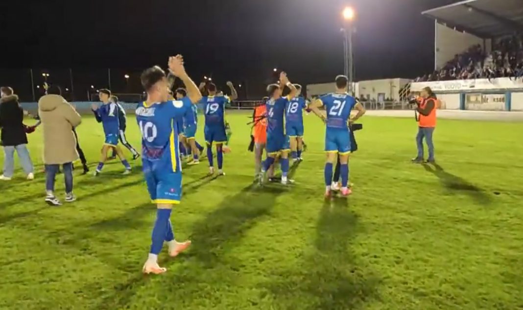 La alegría y celebración de la plantilla blanquiazul con sus aficionados tras eliminar al Real Murcia en el Juan Carlos Higuero. / duerodeporte.com