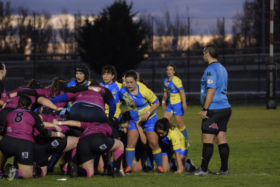 Una de las melés de las doradas en el triunfo ante León lejos del Virgen de las Viñas. / Ribera Rugby