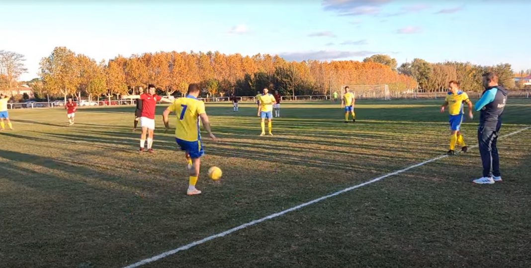 Una acción de juego en el duelo entre Fuentespina y Quemada disputado en La Olmeda. / duerodeporte.com