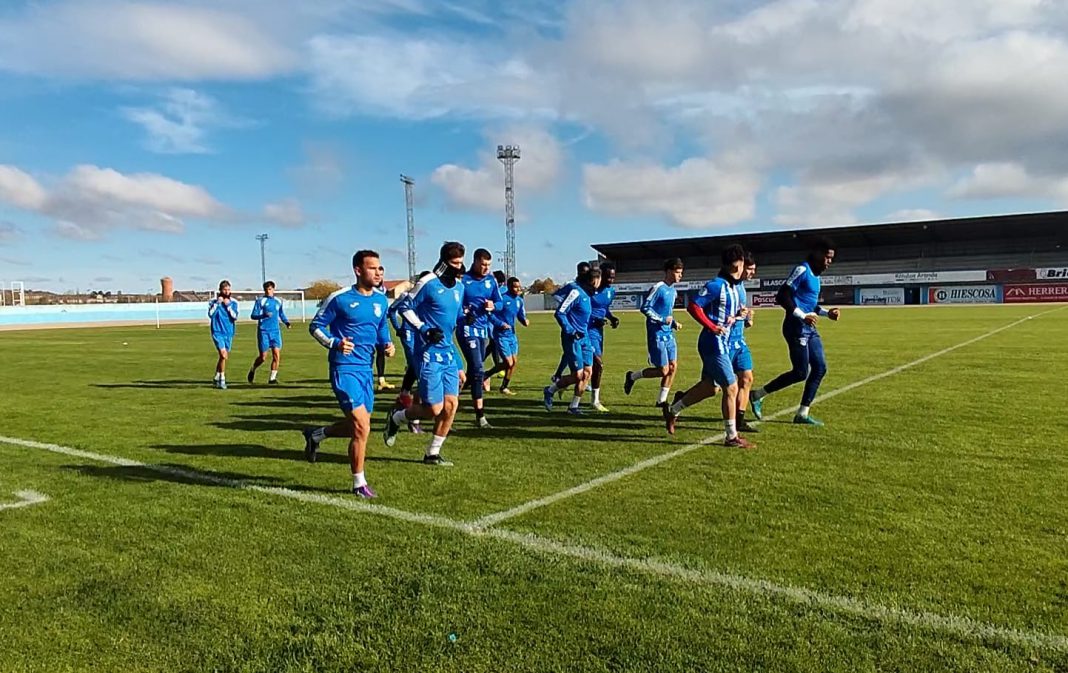 Los blanquiazules durante una sesión de trabajo durante esta semana en el Juan Carlos Higuero. / duerodeporte.com