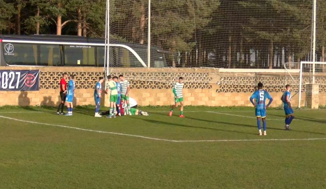 Momento en el que Lecumberri derriba al jugador de la Virgen del Camino y que provocaría el penalti a la postre de la derrota blanquiazul. / Doble V Televisión