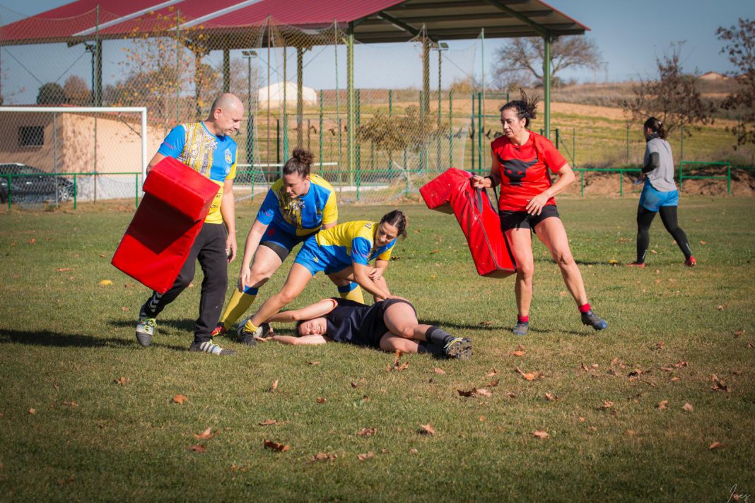 Las guerreras doradas durante una sesión de entrenamientos en el campo de fútbol de Villanueva de Gumiel. / duerodeporte.com