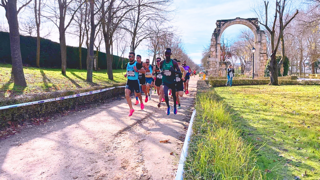 Uno de los momentos de la prueba absoluta de la pasada edición del Cross de la Constitución de Aranda de Duero. / duerodeporte.com