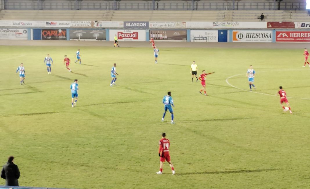 Una acción de juego de la Arandina en la segunda parte en el Juan Carlos Higuero ante el Santa Marta. / duerodeporte.com