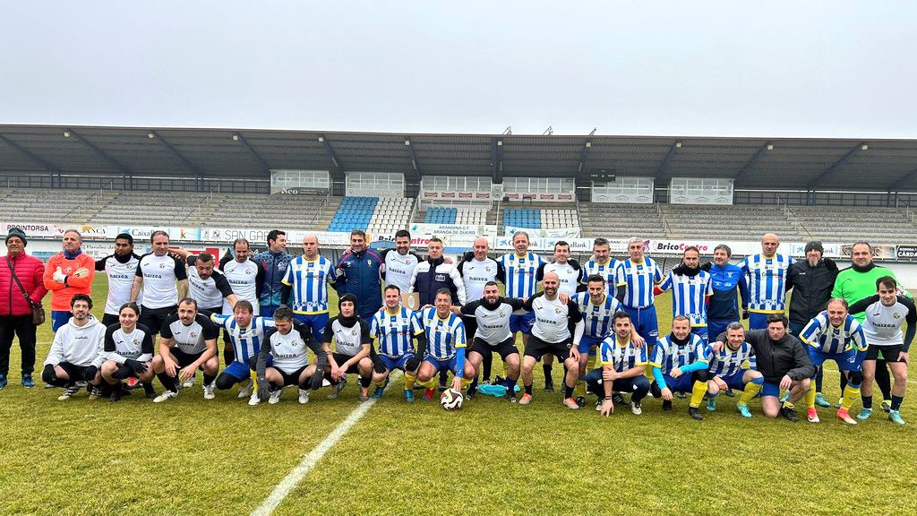 Foto de familia de los entrenadores del Riber y los veteranos de la Arandina. / Eduardo Gorriz