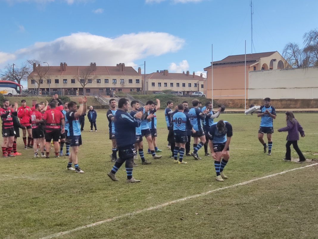 Los celeste y vino celebraron junto a su afición al final del partido la victoria ante Salamanca. / duerodeporte.com