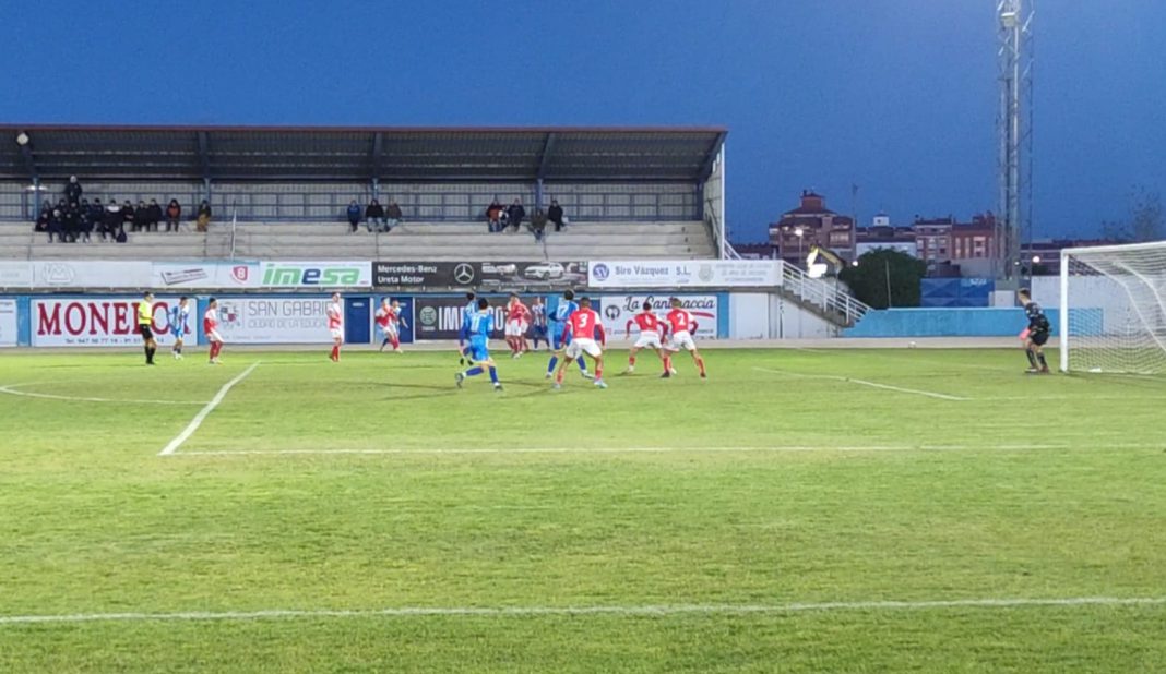 Una acción del derbi disputado en el Juan Carlos Higuero entre la Arandina y el Briviesca. / duerodeporte.com