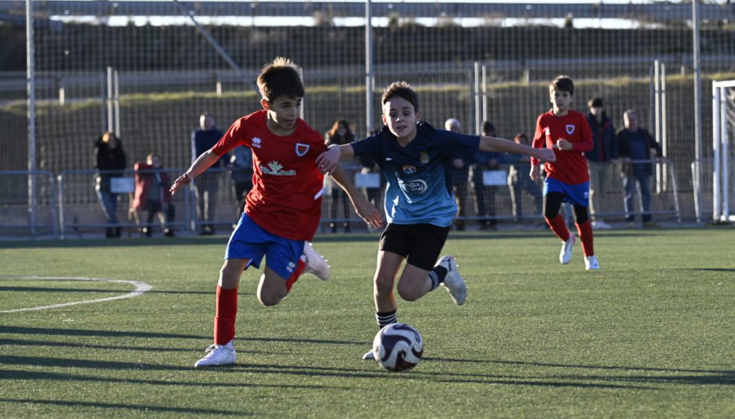 Una de las acciones del juego del encuentro entre el Aranda Riber y el Numancia. / Fotografías: Ángelo y Gorriz