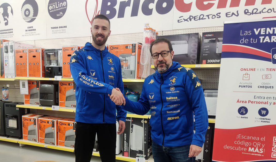 Lander Simon (i) junto a Javi Márquez en la presentación del lateral vizcaíno como jugador de Tubos Aranda Villa de Aranda. / duerodeporte.com