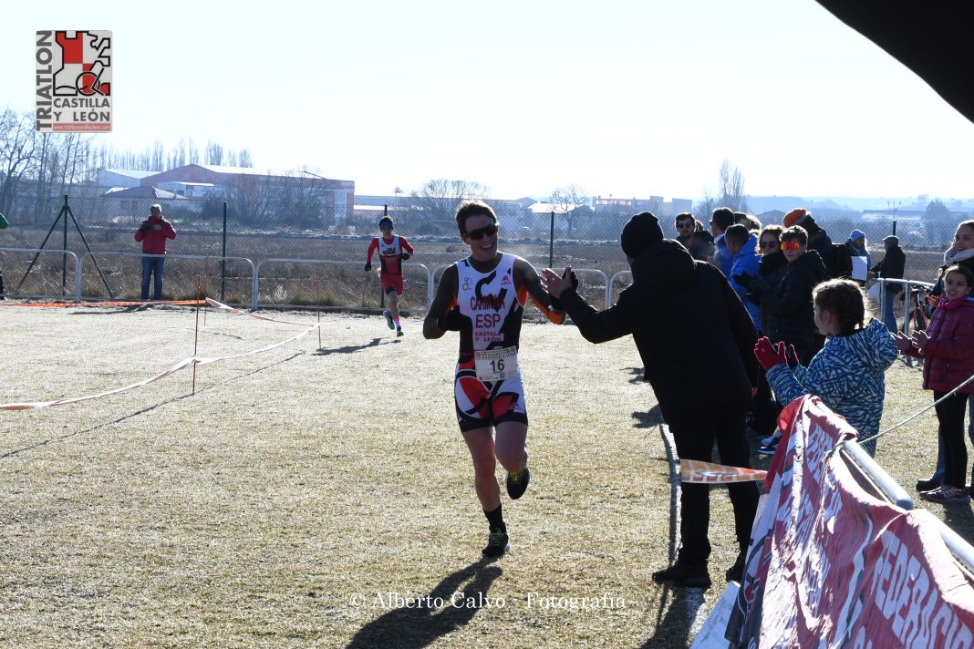 Fernando Carmona celebra su triunfo en la línea de meta del campo de fútbol de Fuentespina. / Alberto Calvo (Triatlón CyL)