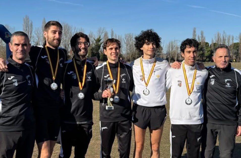 Los subcampeones por equipos en categoría absoluta con Mario Sainz -2º por izq.- Álvaro Cubillo -a su izq.- y Reilly Bloomer -a continuación- con las medallas y sus compañeros y entrenadores en el Atlético Salamanca. / duerodeporte.com