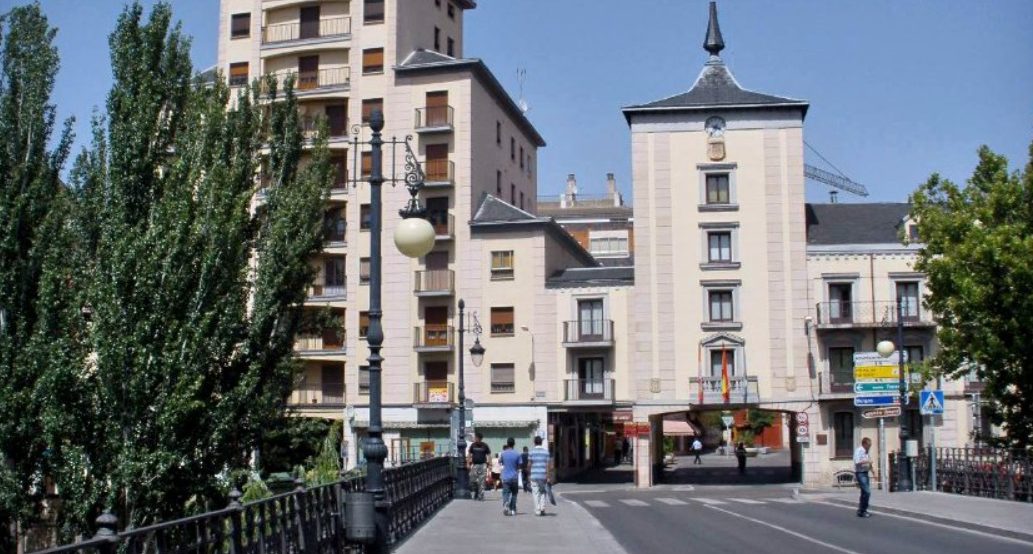 El puente Duero y el Ayuntamiento de Aranda. / duerodeporte.com