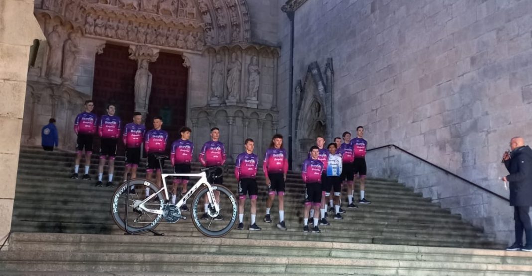 La escuadra del Burgos BH Burpellet, durante su presentación en la escalinata de la Puerta del Sarmental de la Catedral de Burgos. / duerodeporte.com