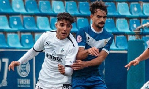 El jugador salmantino Albín (i) durante un partido con el Atlètic Lleida de la presente temporada. / Atlètic Lleida