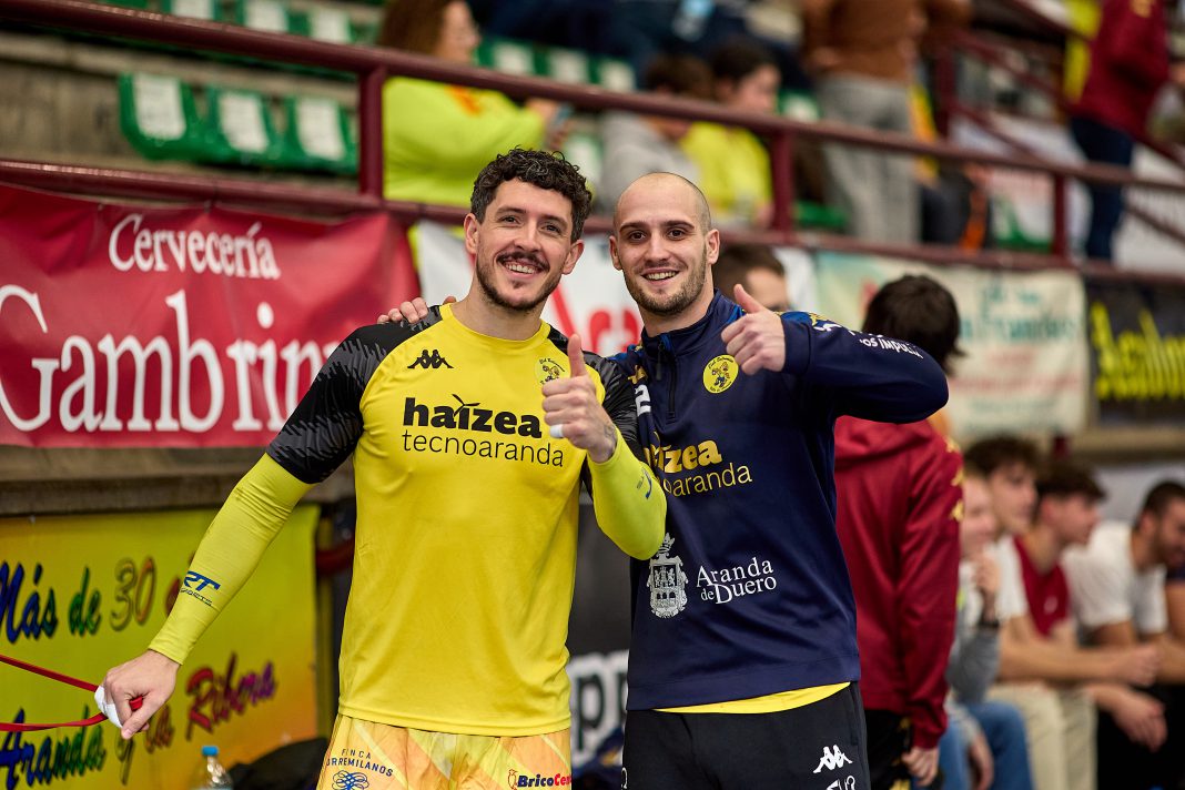 Arthur (i) junto a Pau Guitart otro de los pretendidos para continuar la próxima temporada en el club. / Arcalle (Villa de Aranda)