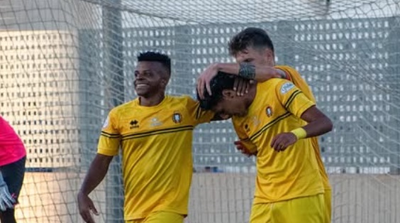 El camerunés Cedric durante uno de los encuentros de la presente temporada en las filas del Lorca Deportiva. / Lorca Deportiva