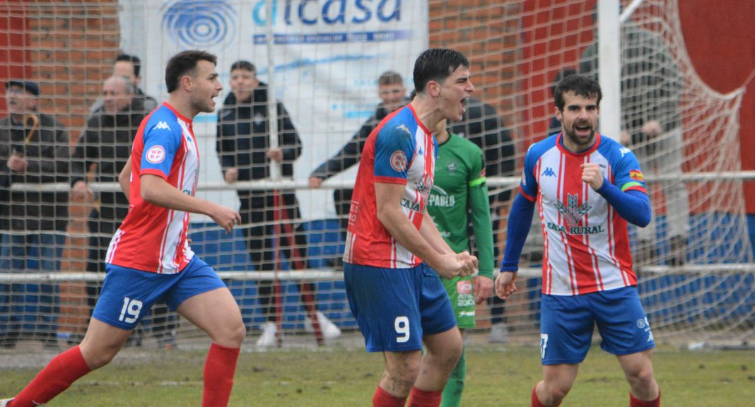 Jesús Torres celebra el tanto del empate ante el Astorga la pasada jornada. / Atlético Tordesillas