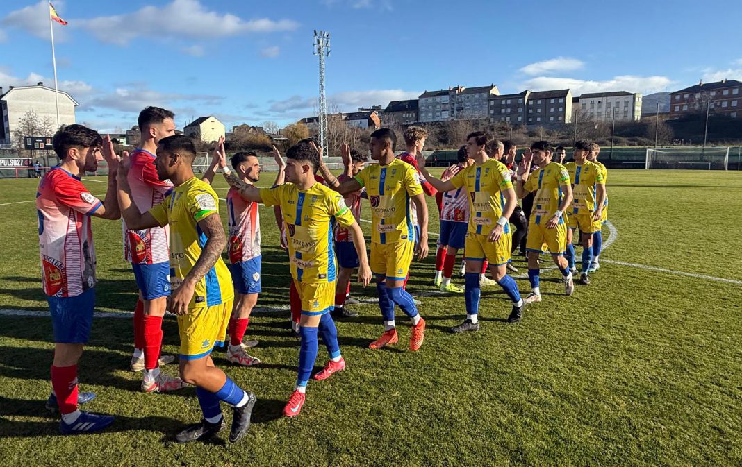 Pasamanos entre ambos equipos en el Jesús Esteban de Bembibre. / duerodeporte.com