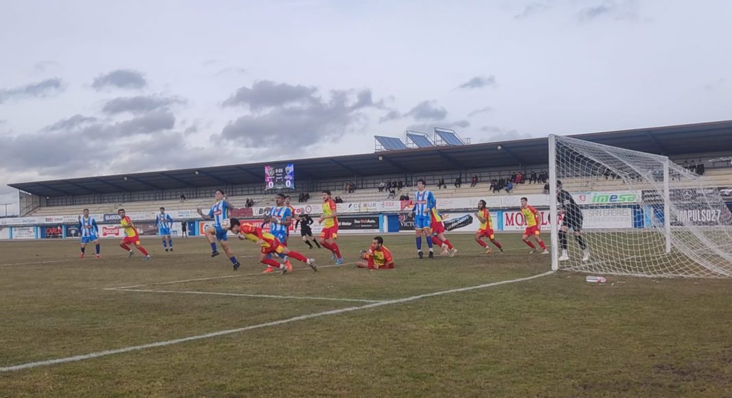 Una de las buenas acciones de ataque de los blanquiazules ante el Tordesilas/ duerodeporte.com