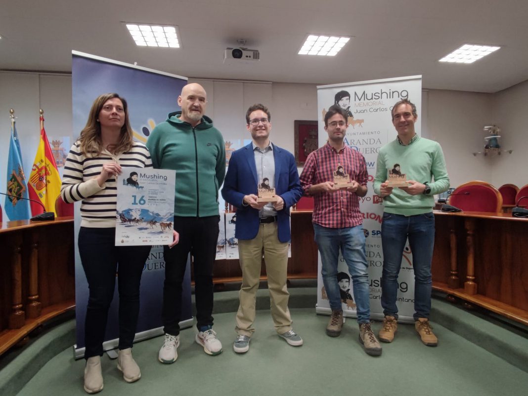 Los organizadores de la prueba durante la presentación en el Salón de Plenos del Ayuntamiento de Aranda. / duerodeporte.com